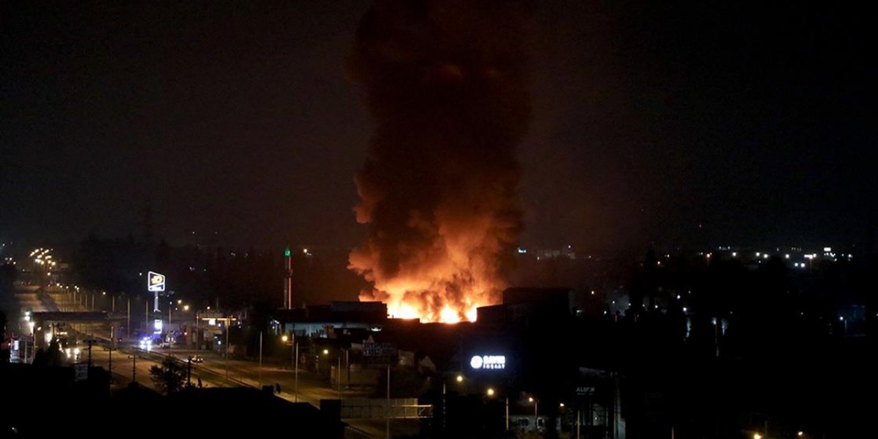 Sakarya'da Kauçuk Fabrikasında Çıkan Yangın Söndürüldü