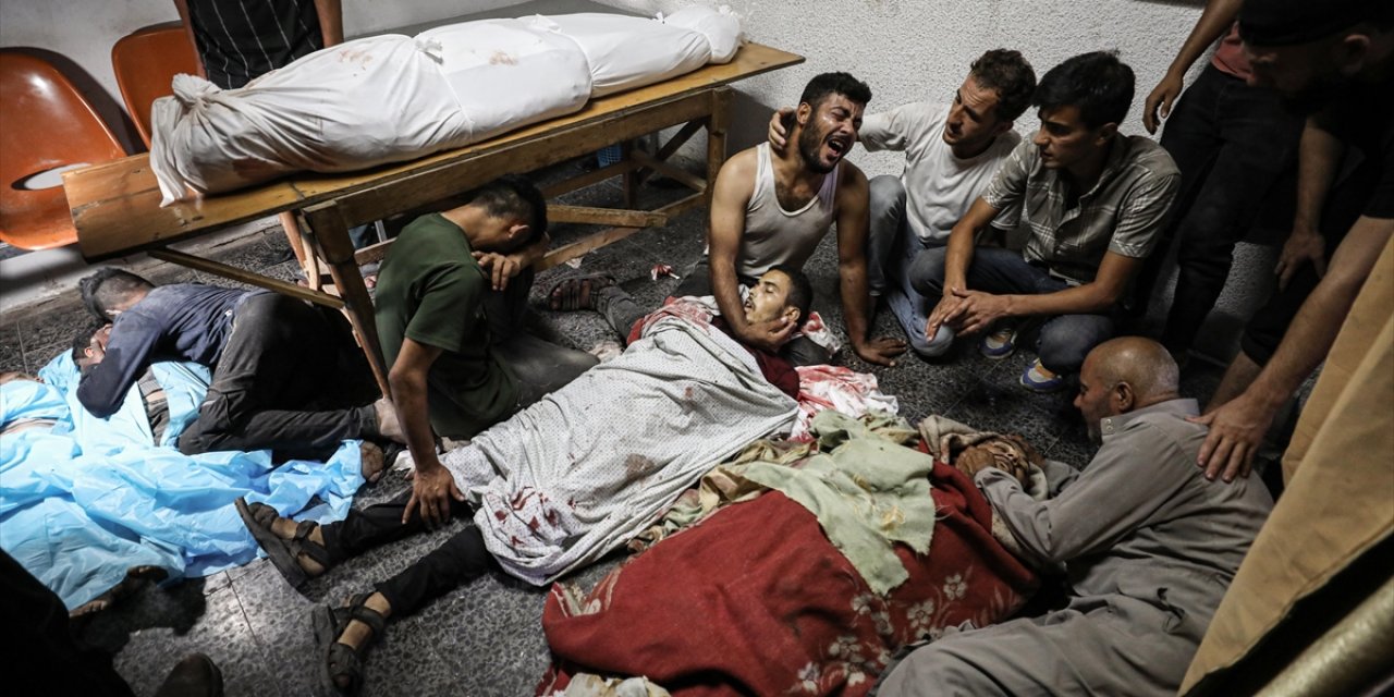 Gazze'nin Kuzeyindekiler, İsrail Saldırılarında Ölen Yakınlarını Kefensiz Defnediyor