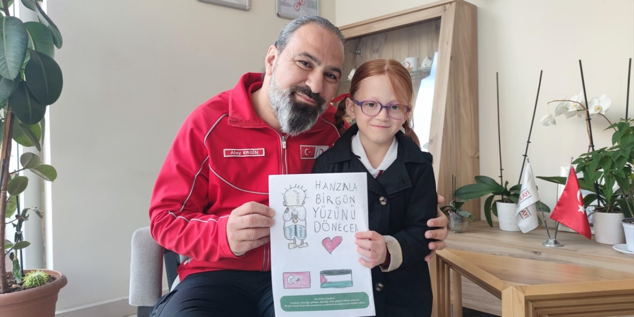 Bursa'da 7 Yaşındaki Aslıhan, Sattığı Dergilerle Gazzeliler İçin 40 Bin Lira Topladı