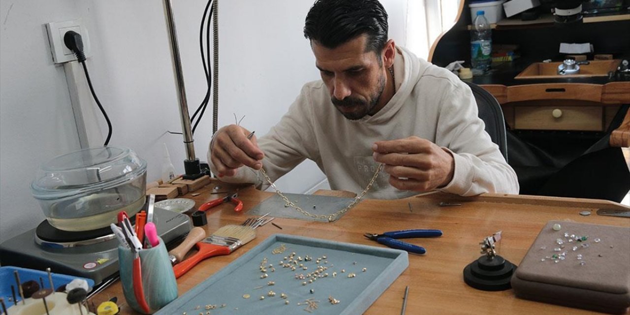 Kapalıçarşı'da Edindiği Tecrübeyle Değerli Taşlara ve Altına Takılarla Hayat Veriyor