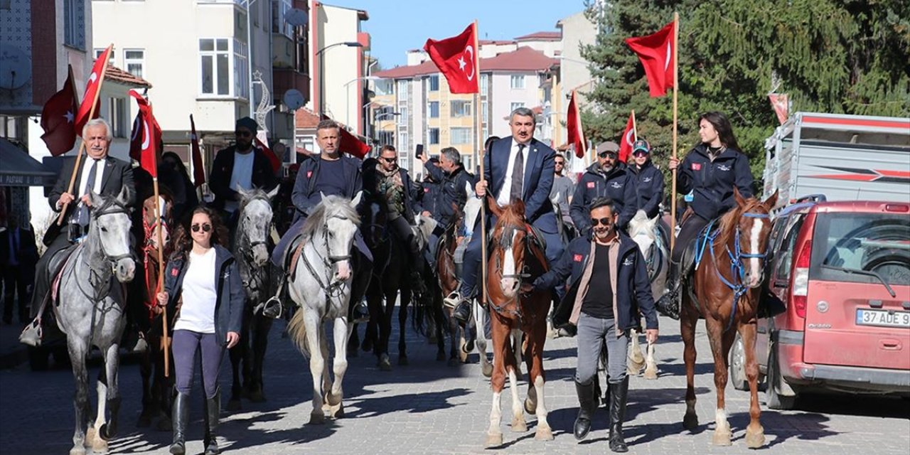 İstiklal Yolu'nu At Sırtında Geçtiler
