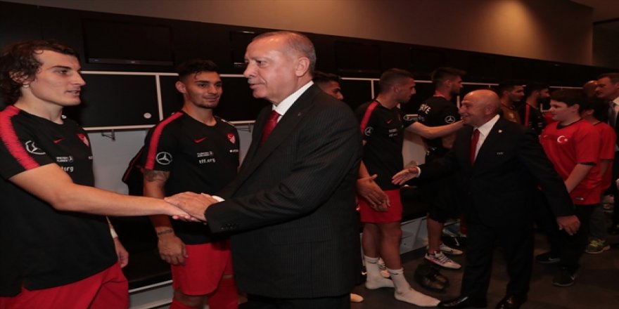 Erdoğan, Milli Takım'ı Soyunma Odasında Kutladı
