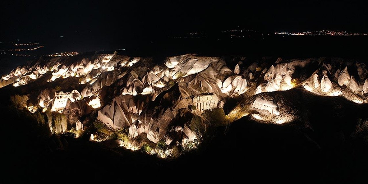 Kapadokya'nın Peribacalarıyla Kaplı Vadisi "Güvercinlik" Gece De Turist Çekecek