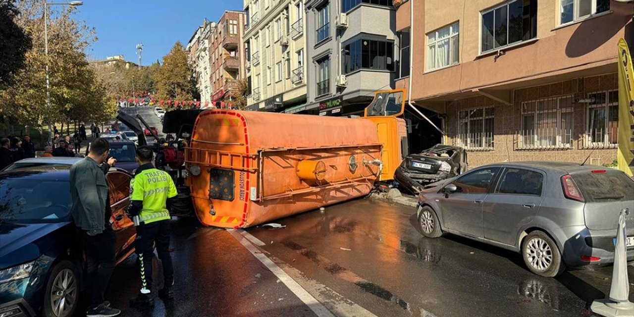 Bayrampaşa'da İBB'ye Ait Yol Bakım Aracının 8 Araca Çarptığı Kazada 3 Kişi Yaralandı