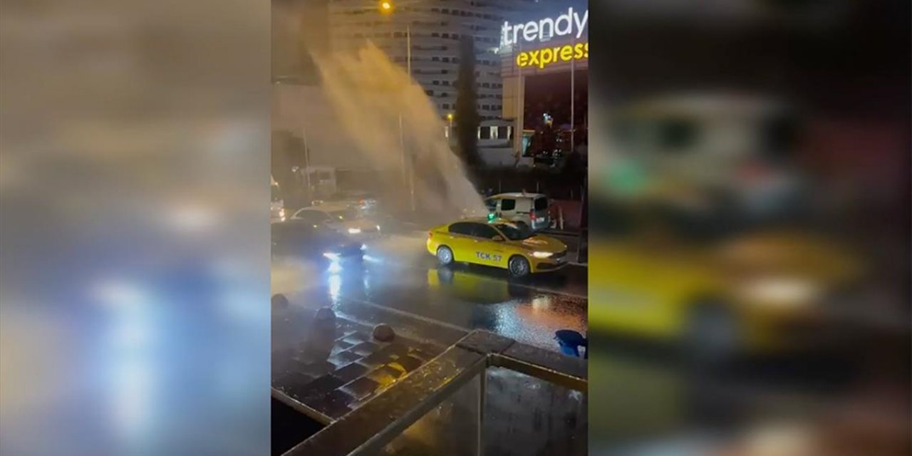 Küçükçekmece'de Patlayan Su Borusu Sürücü ve Yayalara Zor Anlar Yaşattı