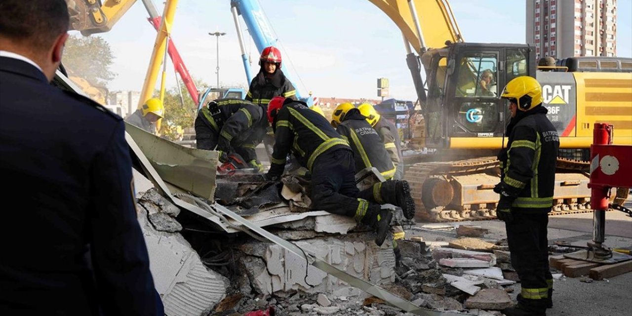 Sırbistan'da Tren İstasyonundaki Beton Sundurmanın Çökmesi Sonucu 14 Kişi Öldü