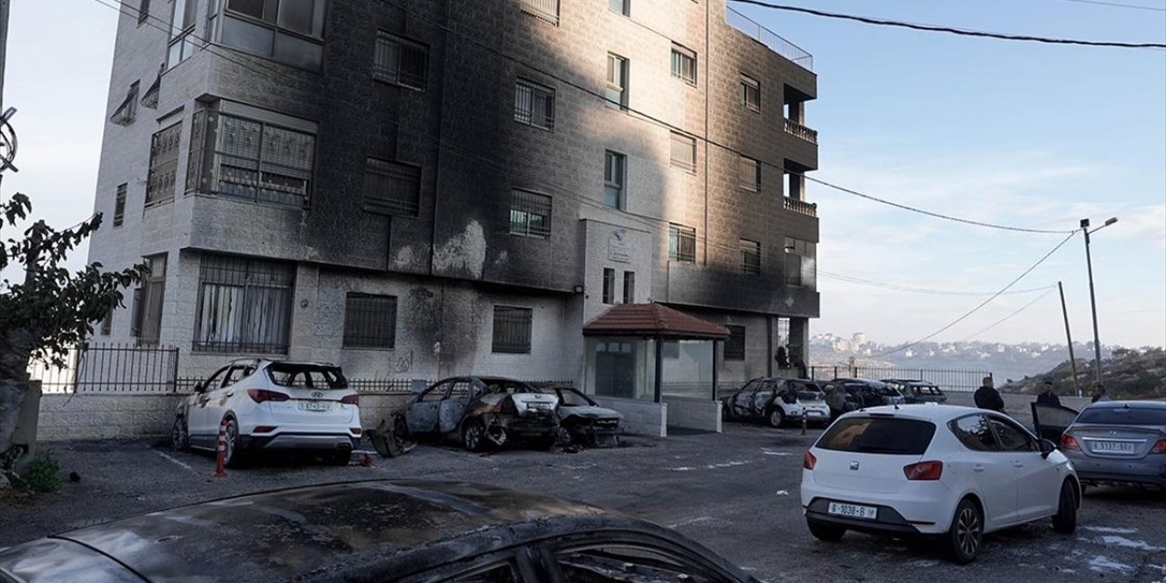 Filistin Topraklarını Gasbeden İsrailliler, Batı Şeria'da Yaklaşık 20 Aracı Ateşe Verdi