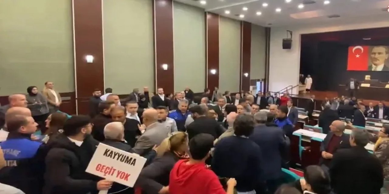 Belediye Meclisi'nde Kayyum Kavgası!
