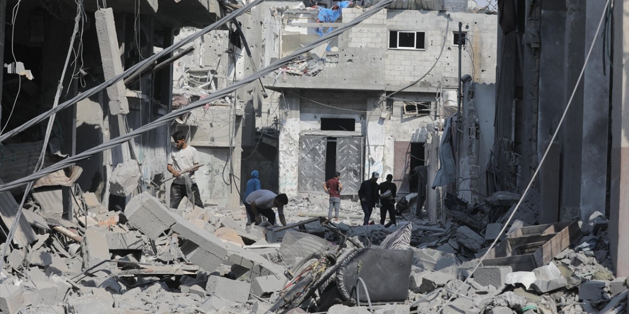 İsrail'in Gazze'nin Kuzeyinde Bir Ev ve Okulu Bombalaması Sonucu 6 Filistinli Öldü