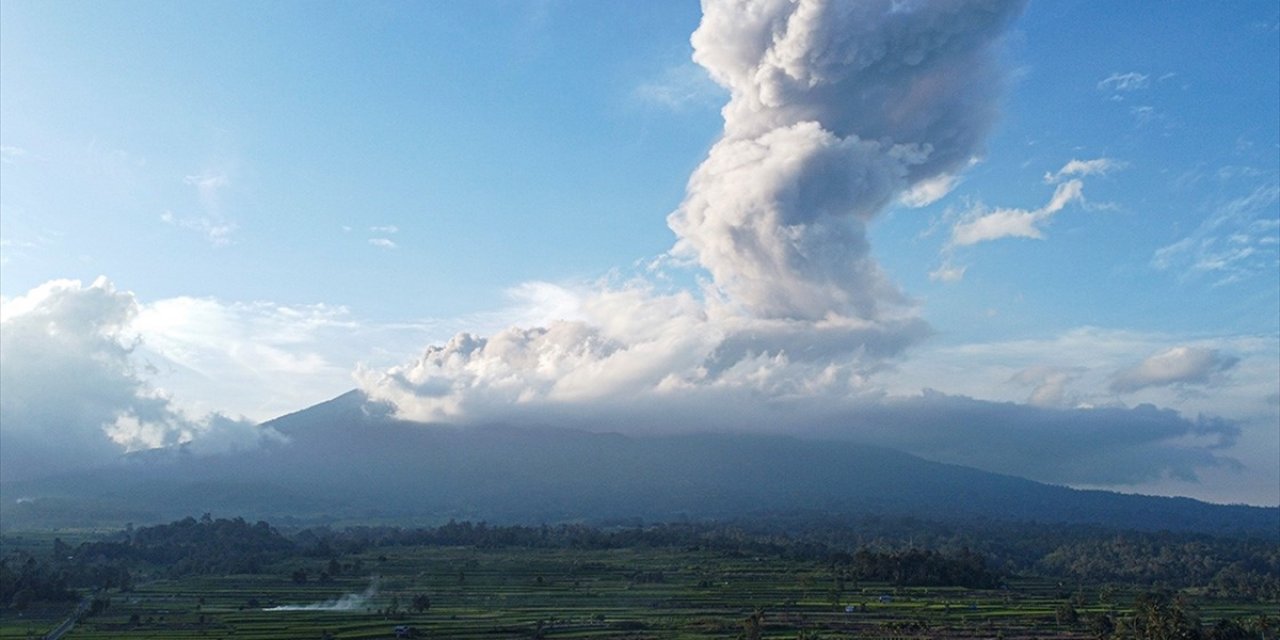 Endonezya'da Yanardağın Tekrar Patlama İhtimali Nedeniyle Vatandaşlara Kalıcı Tahliye Çağrısı