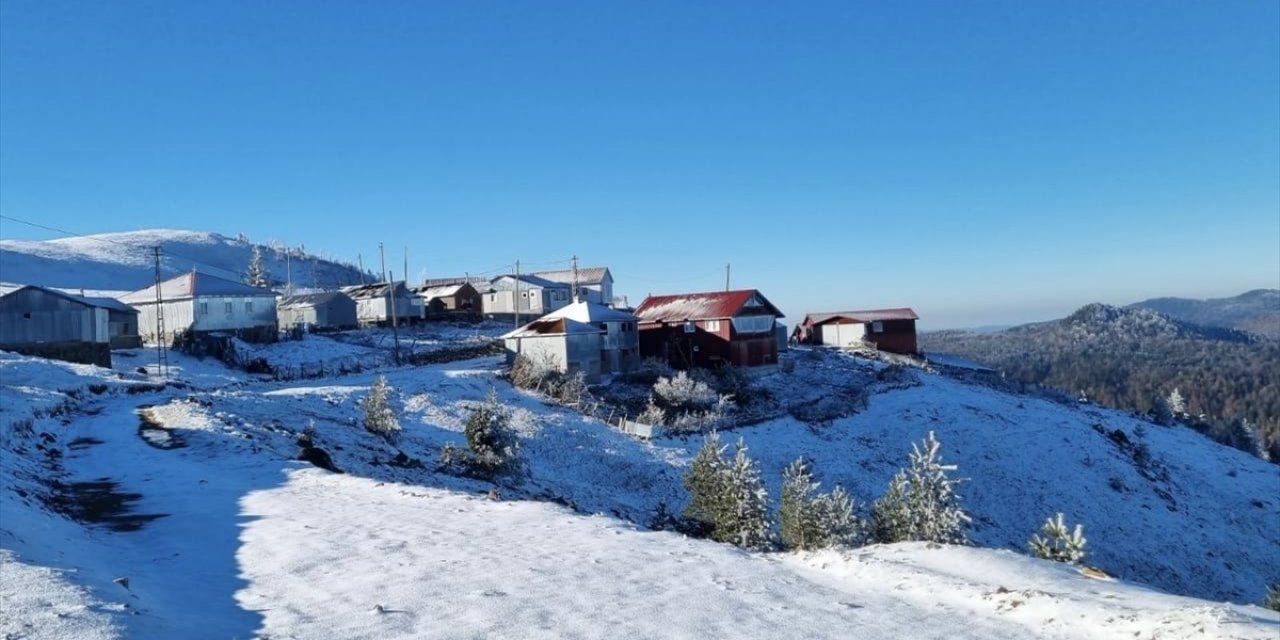 Düzce'nin 1830 Rakımlı Kardüz Yaylası'na Kar Yağdı