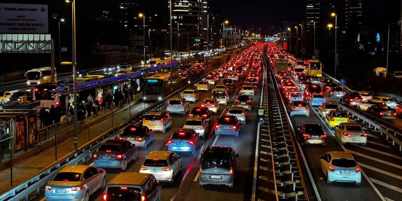 İstanbul Trafiğinde "Ara Tatil" Yoğunluğu