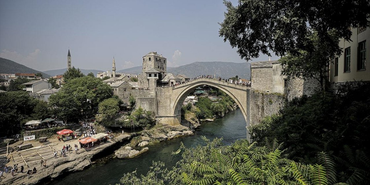 Bosna Savaşı'nda "Kara Gün" Olarak Hatırlanan Mostar Köprüsü'nün Yıkılışının Üzerinden 31 Yıl Geçti