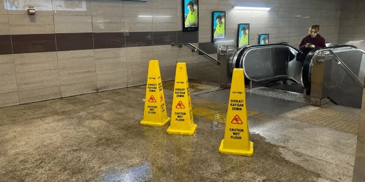 Taksim'de Su Borusu Patladı: Metroyu Su Bastı
