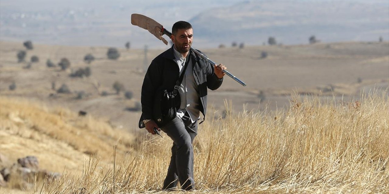 Dağ Tepe Gezerek Doğada On Binlerce Ağacı Yeşertti