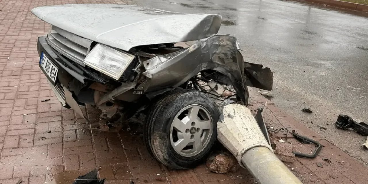 Direğe Çarpan Otomobil Görenleri Şok Etti