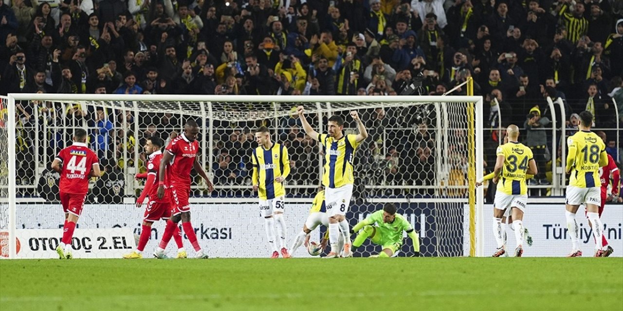 Sivasspor'un 3 Maçlık Galibiyet Serisi Fenerbahçe Mağlubiyetiyle Sona Erdi