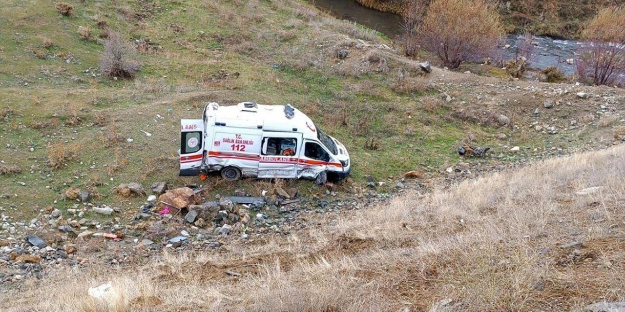 Bitlis'te Trafik Kazasında 3'ü Sağlık Personeli 11 Kişi Yaralandı