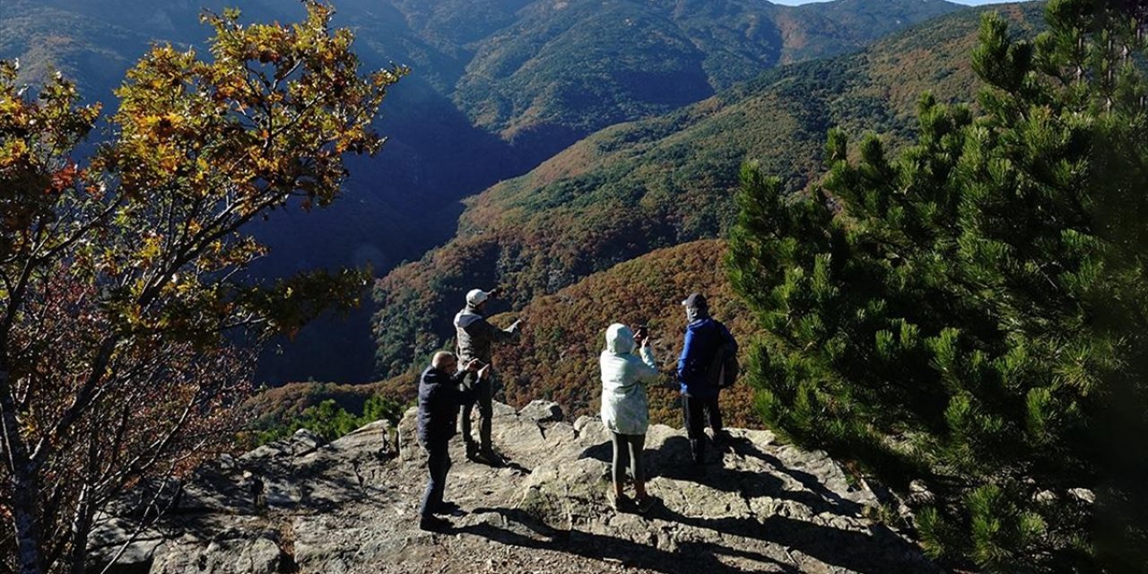Kazdağları'nı Ziyaret Eden Doğaseverler Sonbahar Renkleri Eşliğinde Zaman Geçiriyor
