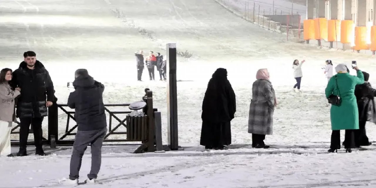 Gece Palandöken'e Akın Edip Kartopu Keyfi Yaşadılar