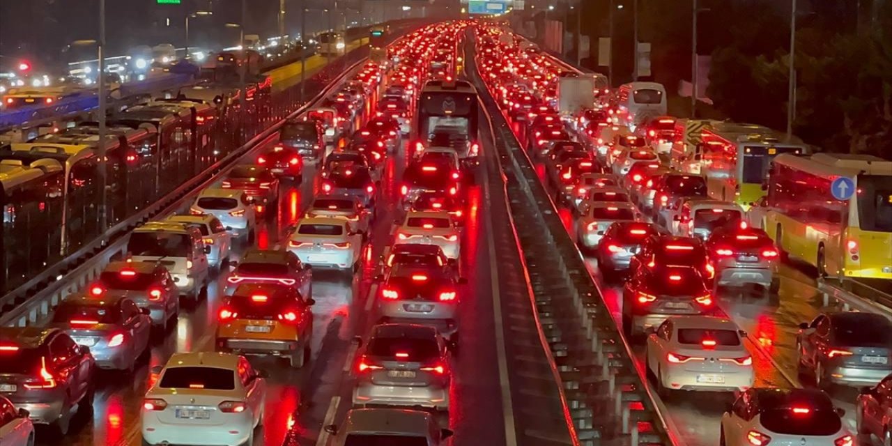 İstanbul'da Haftanın Son Mesai Gününde Trafik Yoğunluğu Yaşanıyor