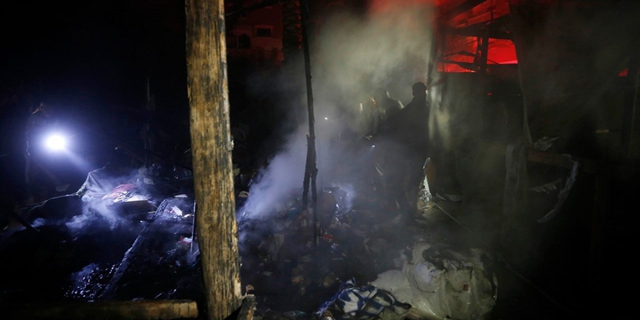 İsrail'in Gazze'nin Güneyinde Sığınmacı Çadırını Bombalaması Sonucu 2'si Çocuk 4 Filistinli Öldü