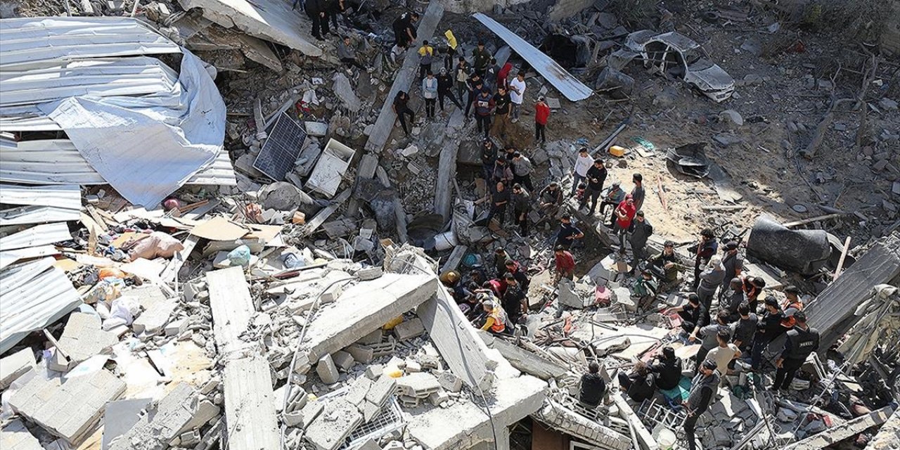 Kuşatma Altındaki Gazze'nin Kuzeyinde Zorunlu Göçe Direnen Filistinliler İsrail Ordusunun Hedefinde