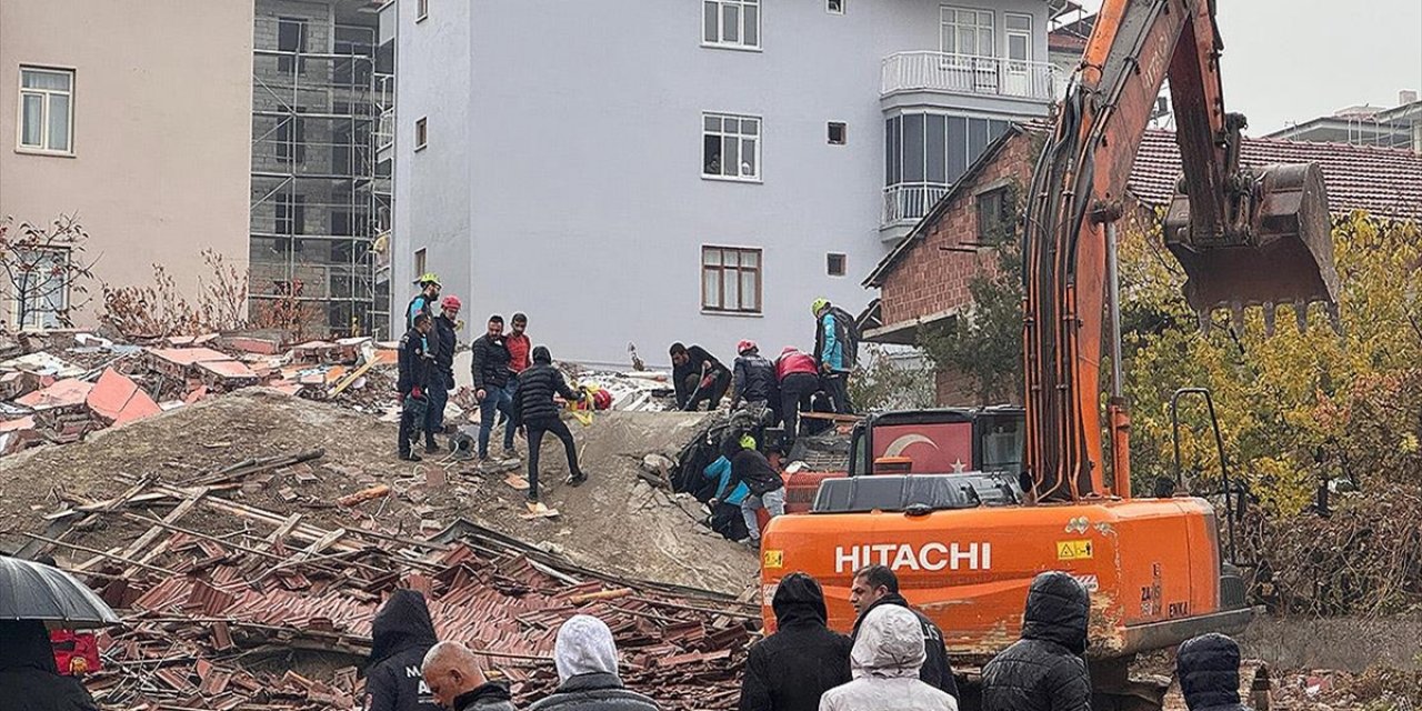 Malatya'da Ağır Hasarlı Bina Yıkılırken İş Makinesinin Üzerine Devrildi