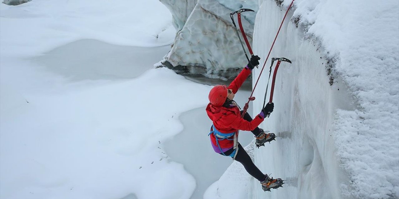 Hakkari'de Dağcılar, Beyaza Bürünen Cilo Dağı'ndaki Buzullara Tırmandı