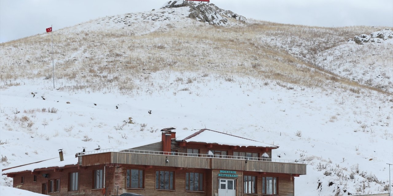 Hakkari'de Yüksek Kesimlerde Kar Etkili Oldu