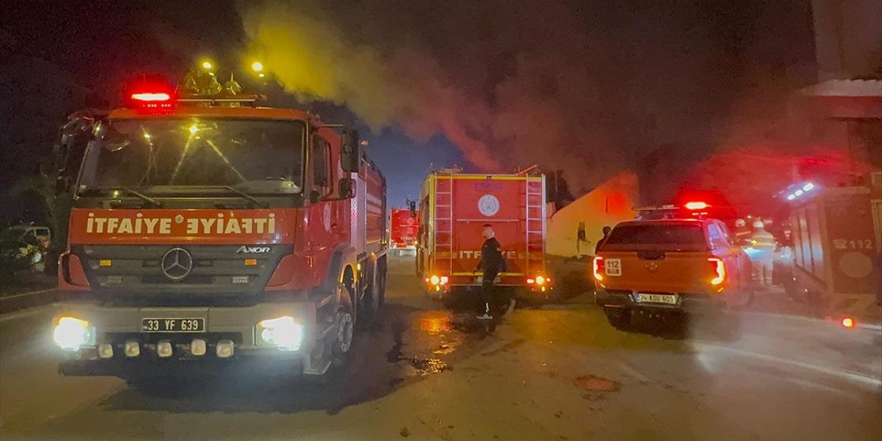 Mersin'de Tekstil Fabrikasında Çıkan Yangın Kontrol Altında