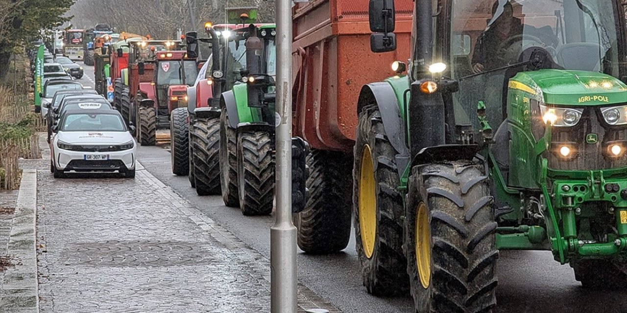 Fransa'da Hükümetten Yol Kapatma Eylemi Yapan Çiftçilere Tepki