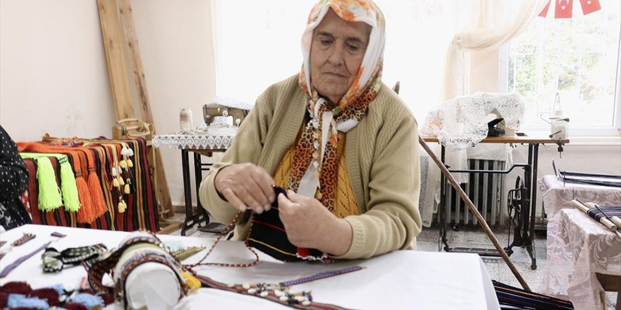 Trabzonlu Kadınlar, Atıl Durumdaki Okul Binasında Hem Üretiyor Hem De Sosyalleşiyor