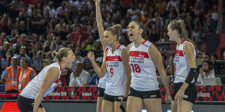 Kadın Voleybolcular Türkiye'nin Gururu Oldu