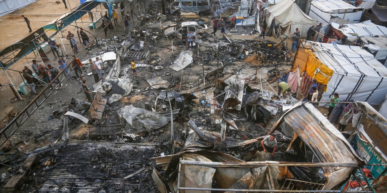 İsrail'in Gazze'nin Güneyinde Sığınmacıların Kaldığı Çadırı Bombalaması Sonucu 6 Kişi Öldü
