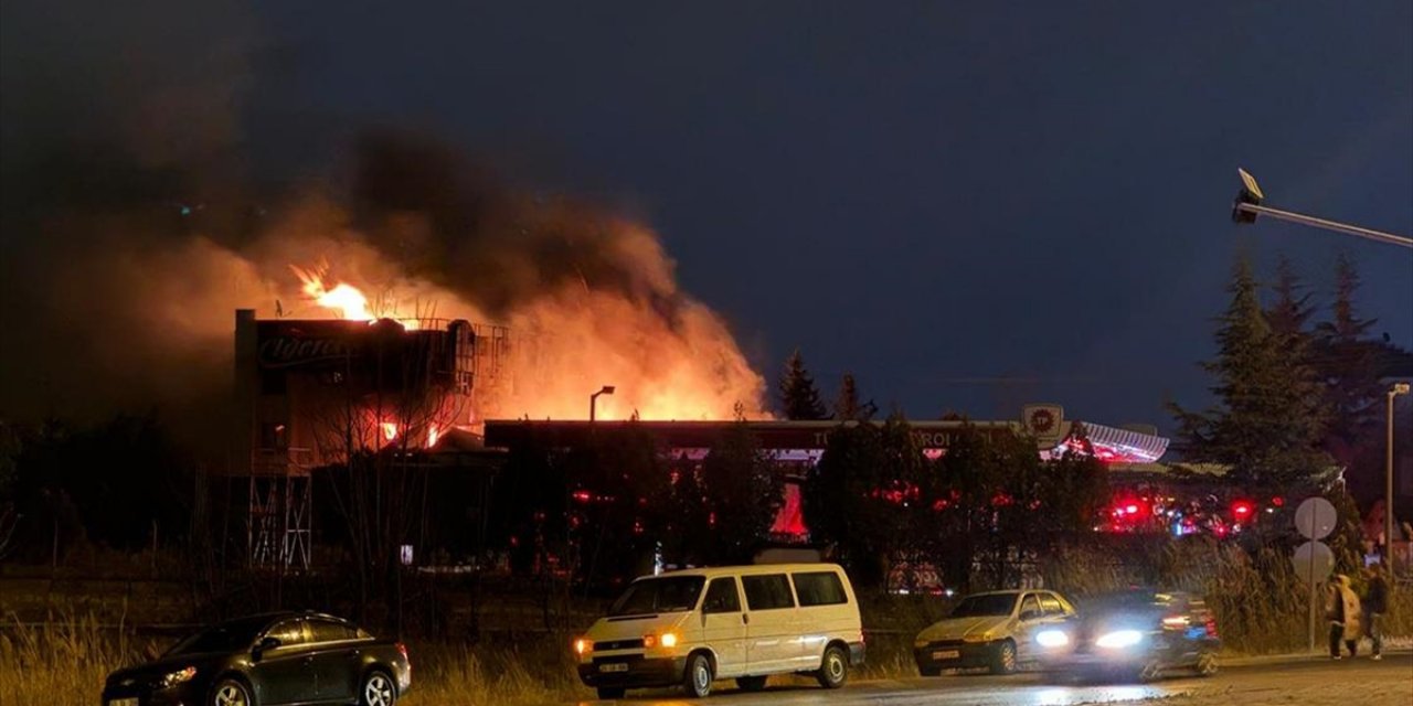 Afyonkarahisar'da Bir Restoranda Çıkan Yangına Müdahale Ediliyor