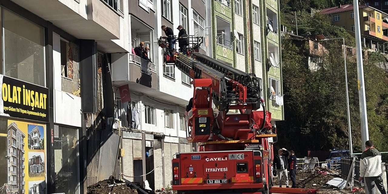 Rize'deki Heyelanda Evlerinden Tahliye Edilen Vatandaşlar AFAD Kontrolünde Eşyalarını Alıyor