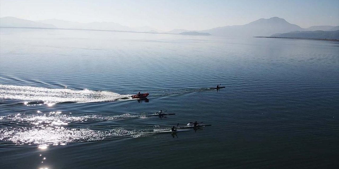 Kano Milli Takımı Her Gün 40 Kilometre Kürek Çekerek Şampiyonalara Hazırlanıyor