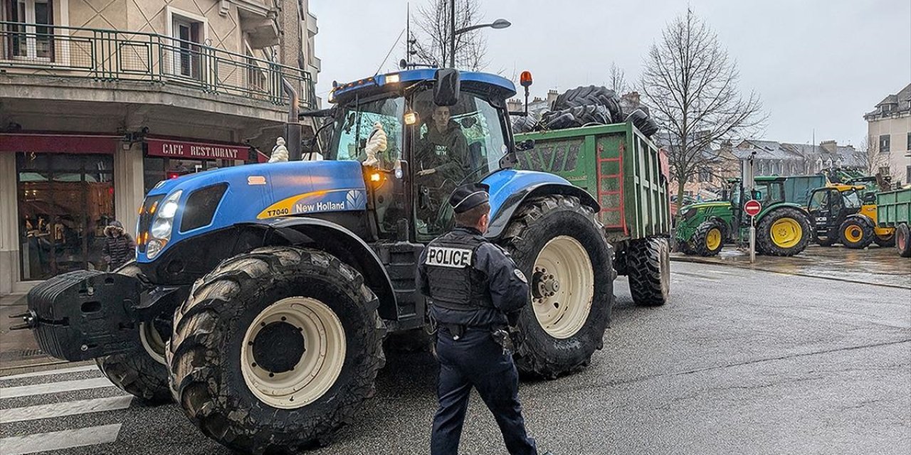 Fransa'da Çiftçiler Traktörleriyle Bordeaux Limanı'na Erişimi Engelledi