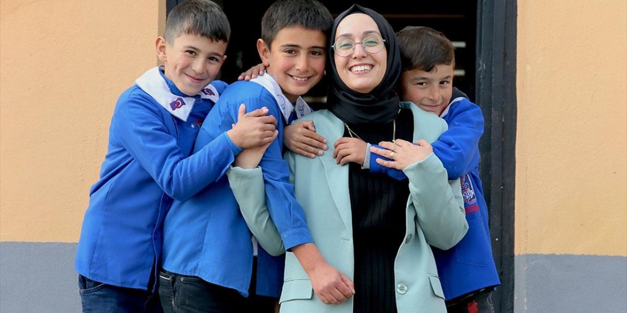 Antalyalı Fatmanur Öğretmen Türkiye-Ermenistan Sınırındaki Köyde Eğitim Veriyor