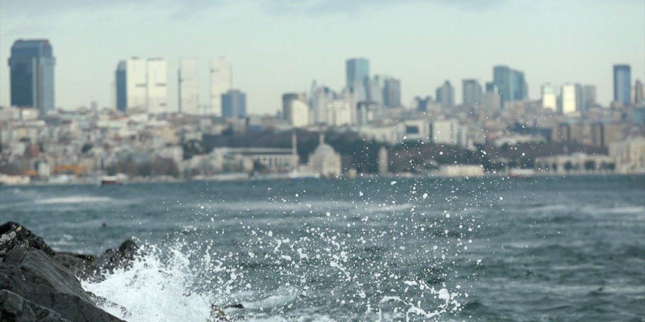 İstanbul ve Bursa'da Olumsuz Hava Koşulları Deniz Ulaşımını Aksattı