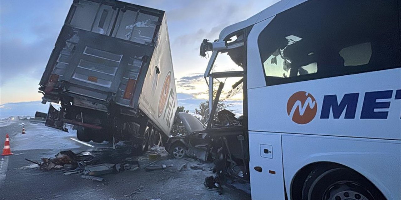 Afyonkarahisar'da 3 Aracın Karıştığı Trafik Kazasında 30 Kişi Yaralandı