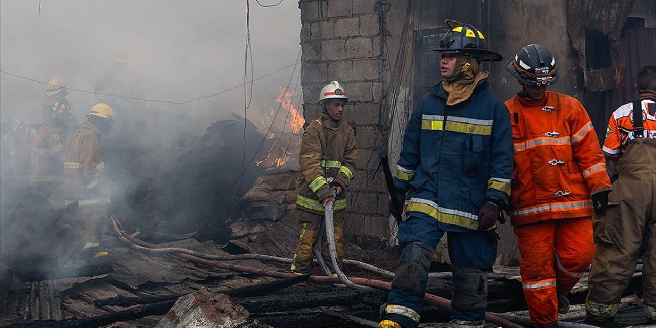 Filipinler'de Çıkan Yangın Sonucu En Az 2 Bin Aile Evsiz Kaldı