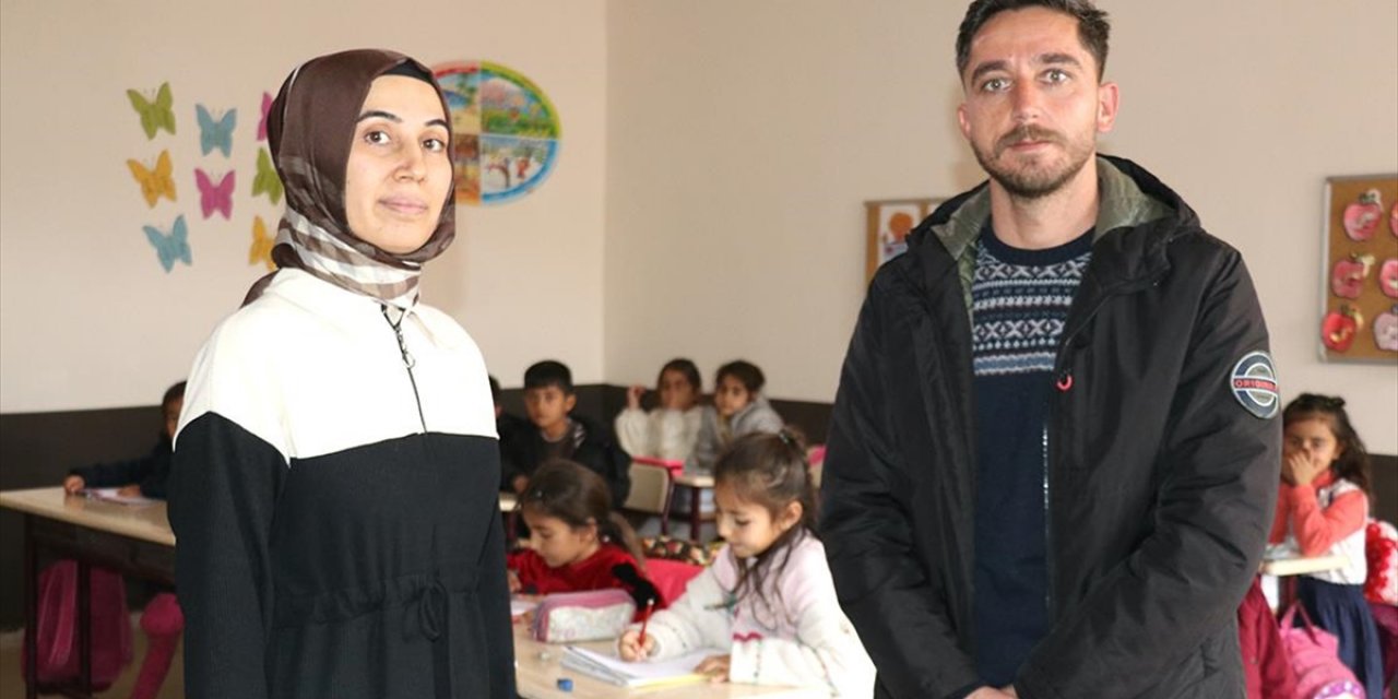 Mersinli Öğretmen Çift Boyatıp Güzelleştirdikleri Köy Okulunda Öğrencileri Eğitiyor
