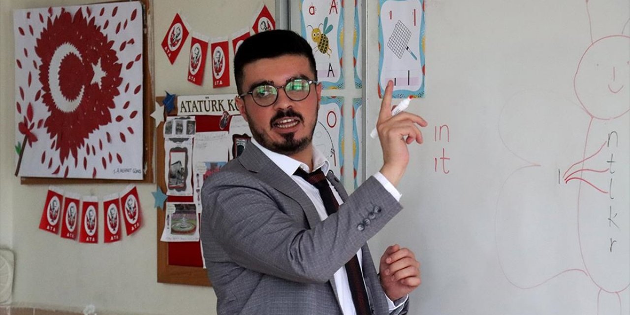 Sol Gözünü Kaybettiği Depremin Zorluklarını Öğrencilerinin Sevgisiyle Aştı