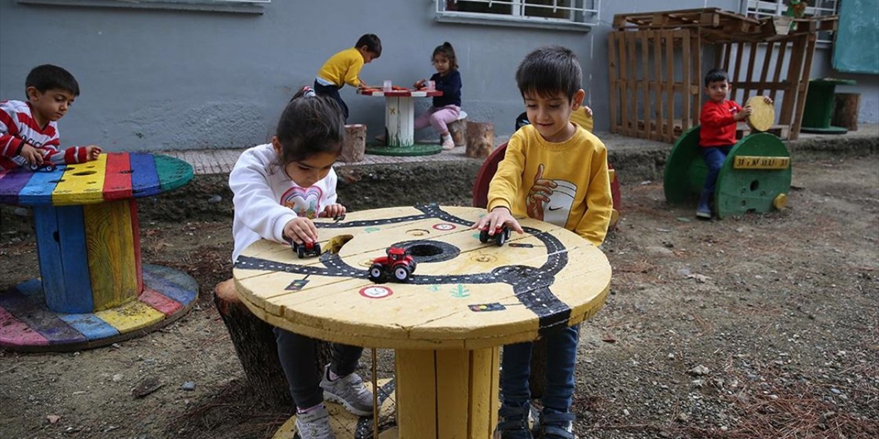 Arzu Öğretmen Atık Malzemelerden Tasarladığı Ürünlerle Okulu Renklendirdi