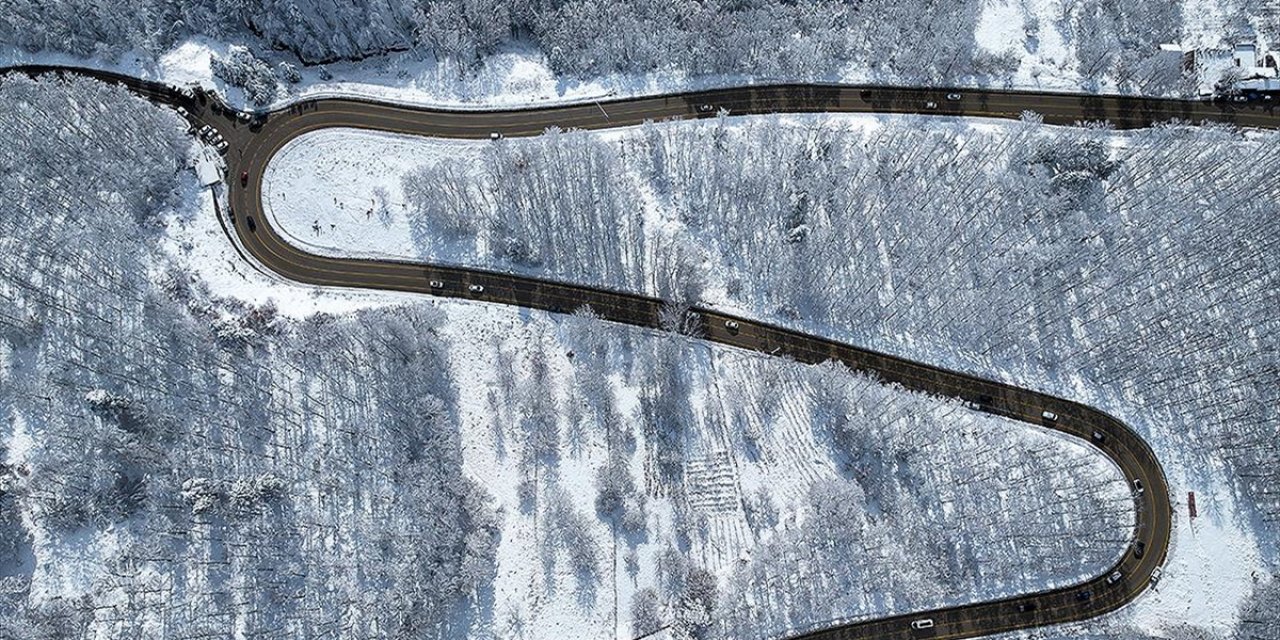 Uludağ Yamaçlarının Kıvrımlı Yolları Beyaza Büründü