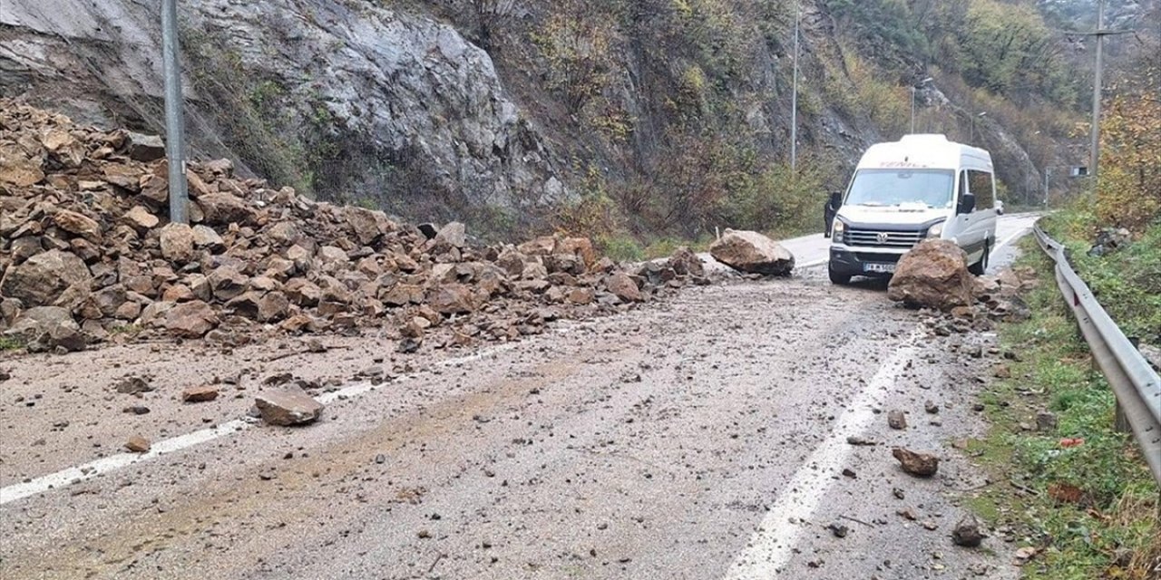 Karabük-Zonguldak Kara Yolundaki Heyelan Ulaşımı Aksattı