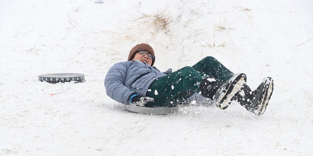 Kayseri'de Çocukların Tepsi, Poşet ve Leğenle Kar Keyfi