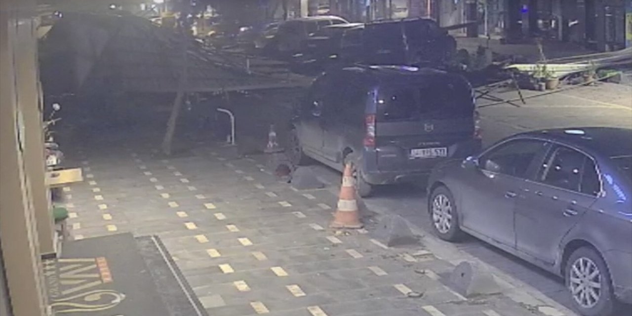 Kahramanmaraş'ta Kopan Çatının Bir Kişinin Üzerine Düşmesi Kamerada